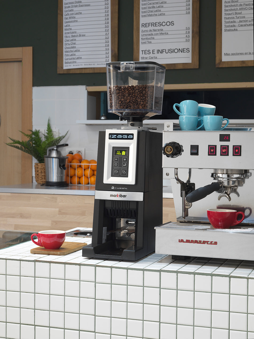 Markibar IZAGA W auf der Theke neben einer Espressomaschine – Coffee Coaching Club 20