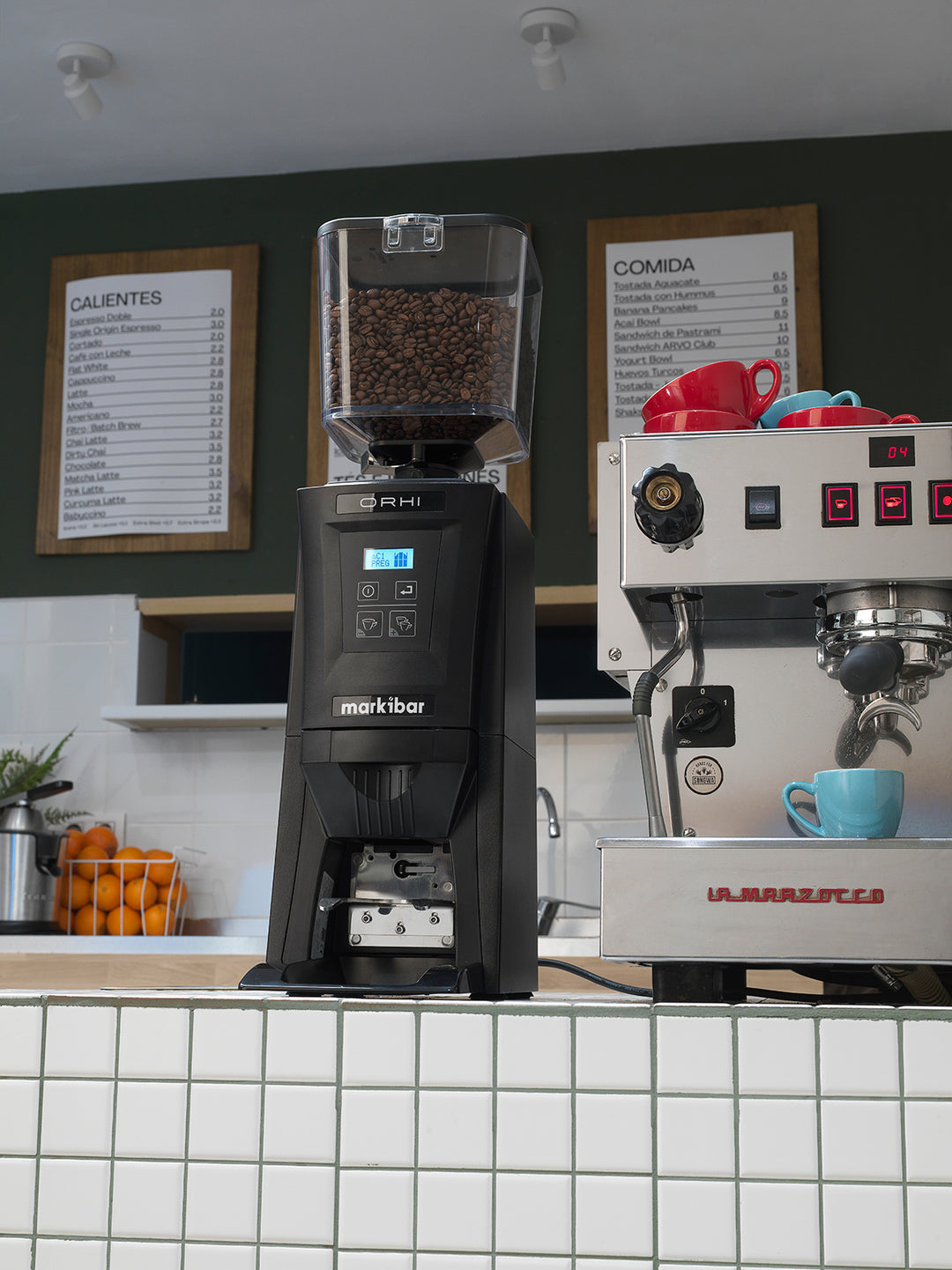 Markibar ORHI Schwarz auf der Theke neben einer Espressomaschine – Coffee Coaching Club 7