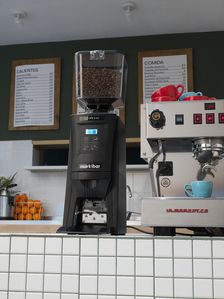 Markibar ORHI Schwarz auf der Theke neben einer Espressomaschine – Coffee Coaching Club 7