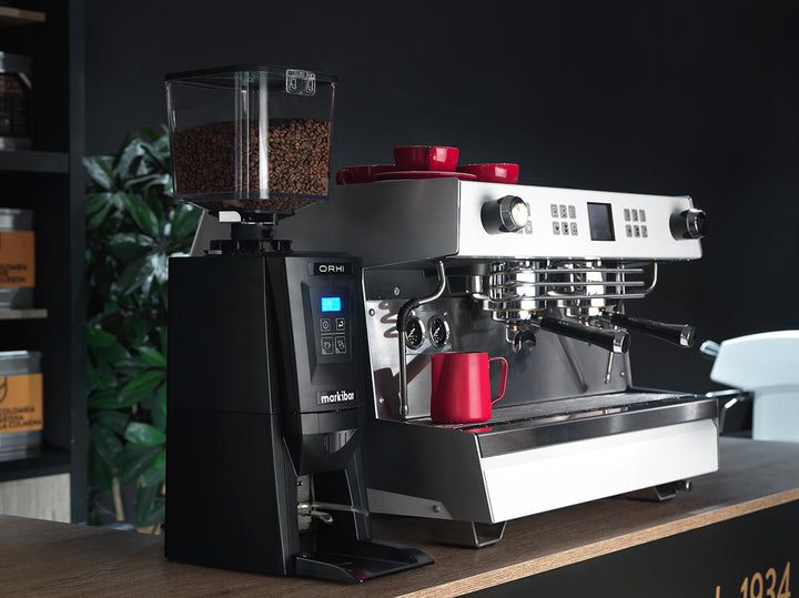 Markibar ORHI Schwarz neben einer Espressomaschine – Coffee Coaching Club 8
