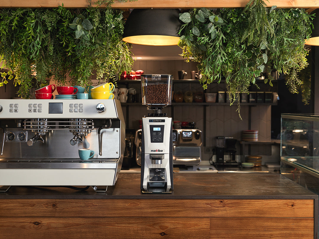 Markibar ORHI Schwarz/Weiss auf der Theke eines Cafés – Coffee Coaching Club 6