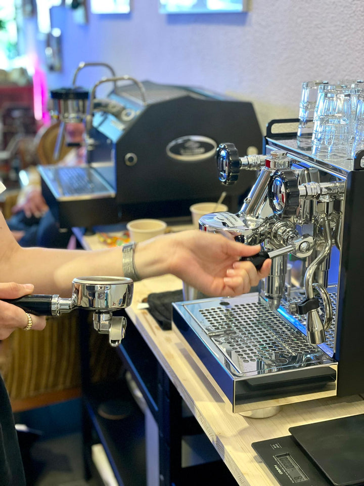 Comparatif machines et moulins – Porte-filtre à la machine à espresso, une deuxième machine derrière – Coffee Coaching Club