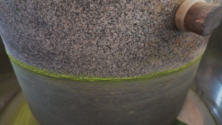 Matcha7 Zeremonieller Matcha Granitmühle beim Mahlen – Coffee Coaching Club 11
