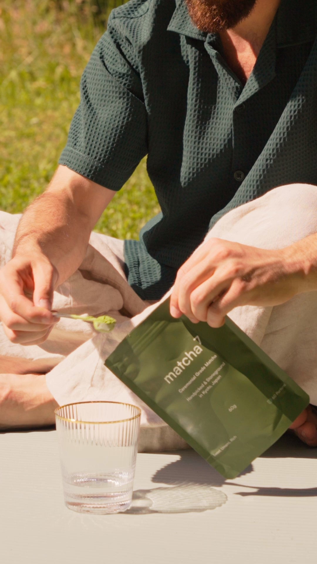 Matcha7 Zeremonieller Matcha Zubereitung im Freien mit Beutel und Glas – Coffee Coaching Club 6