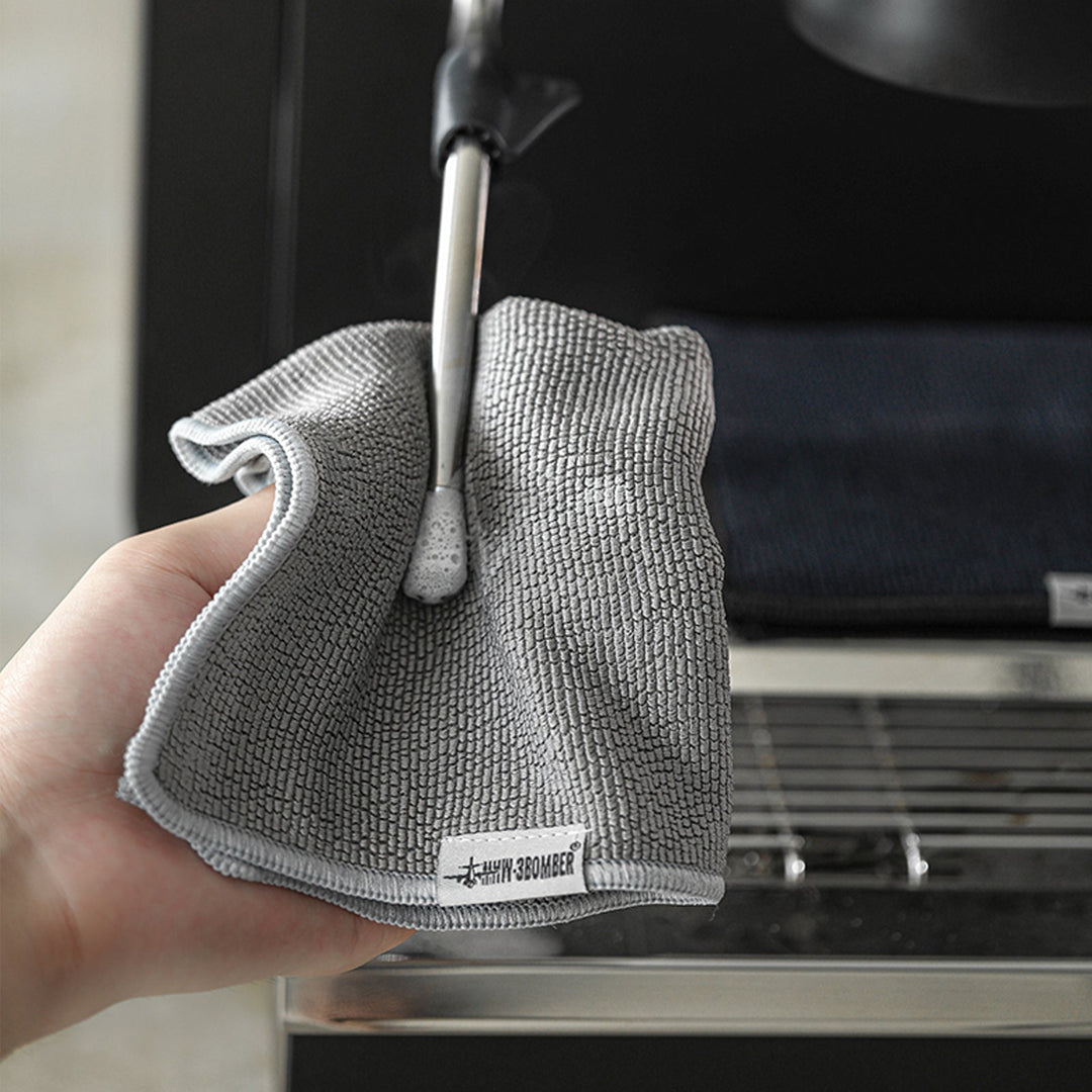 MHW-3BOMBER Barista-Tuch Grau beim Abwischen der Dampflanze – Coffee Coaching Club 1