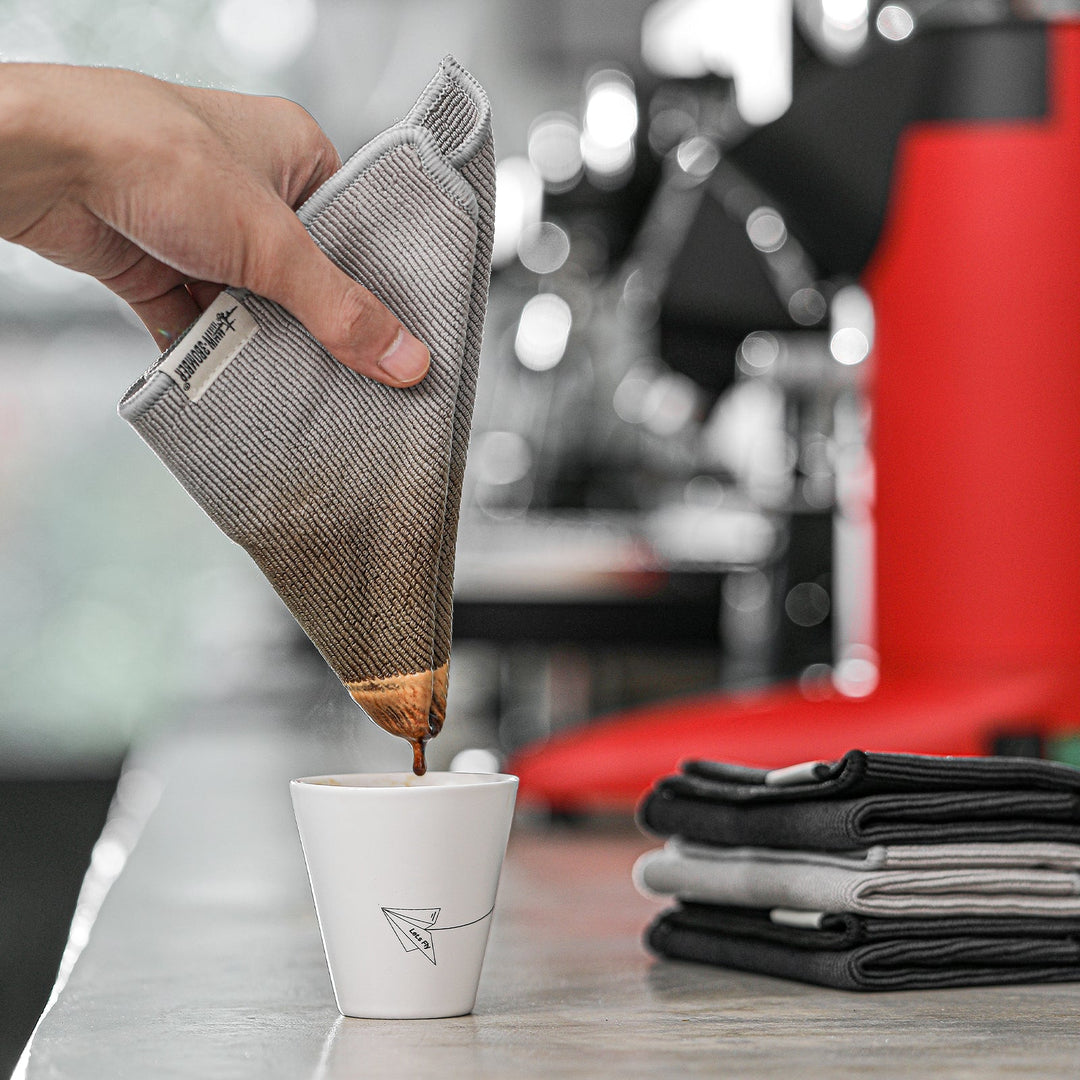 MHW-3BOMBER Barista-Tuch saugt Espresso aus einer Tasse auf – Coffee Coaching Club 2