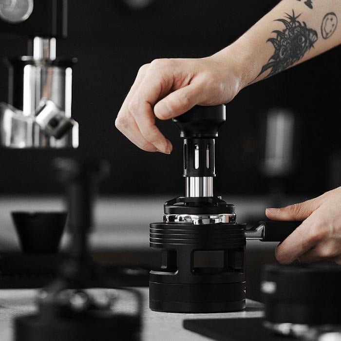 MHW-3BOMBER Yu Series Impact Tamper tamper en noir à mécanisme à ressorts pendant le tassage dans le porte-filtre