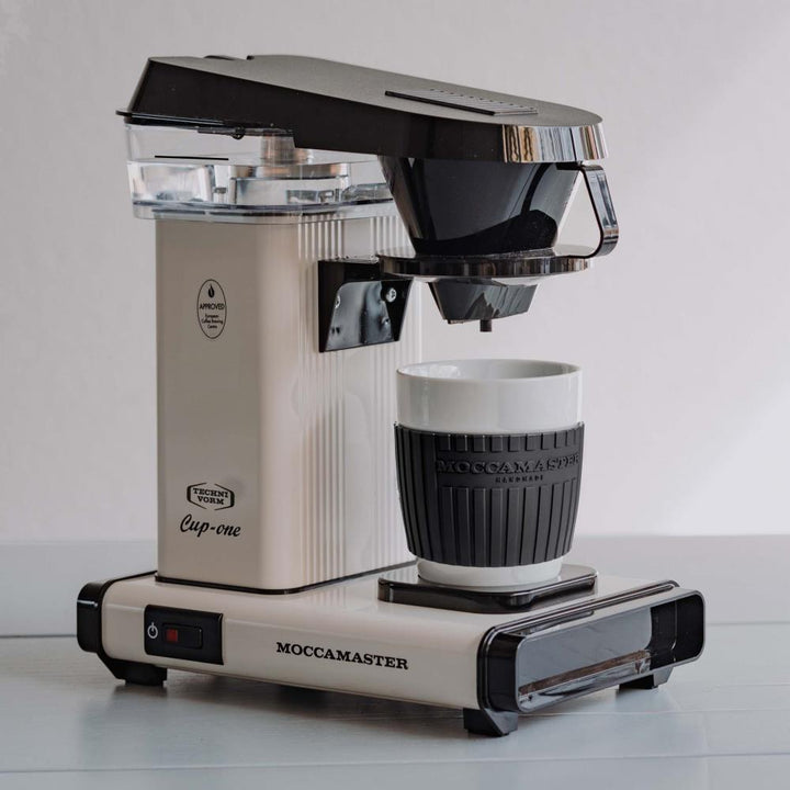 Moccamaster Cup One porte-filtre et mug en gros plan – Coffee Coaching Club 13