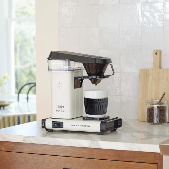 Moccamaster Cup One blanc cassé sur le plan de travail – Coffee Coaching Club 12