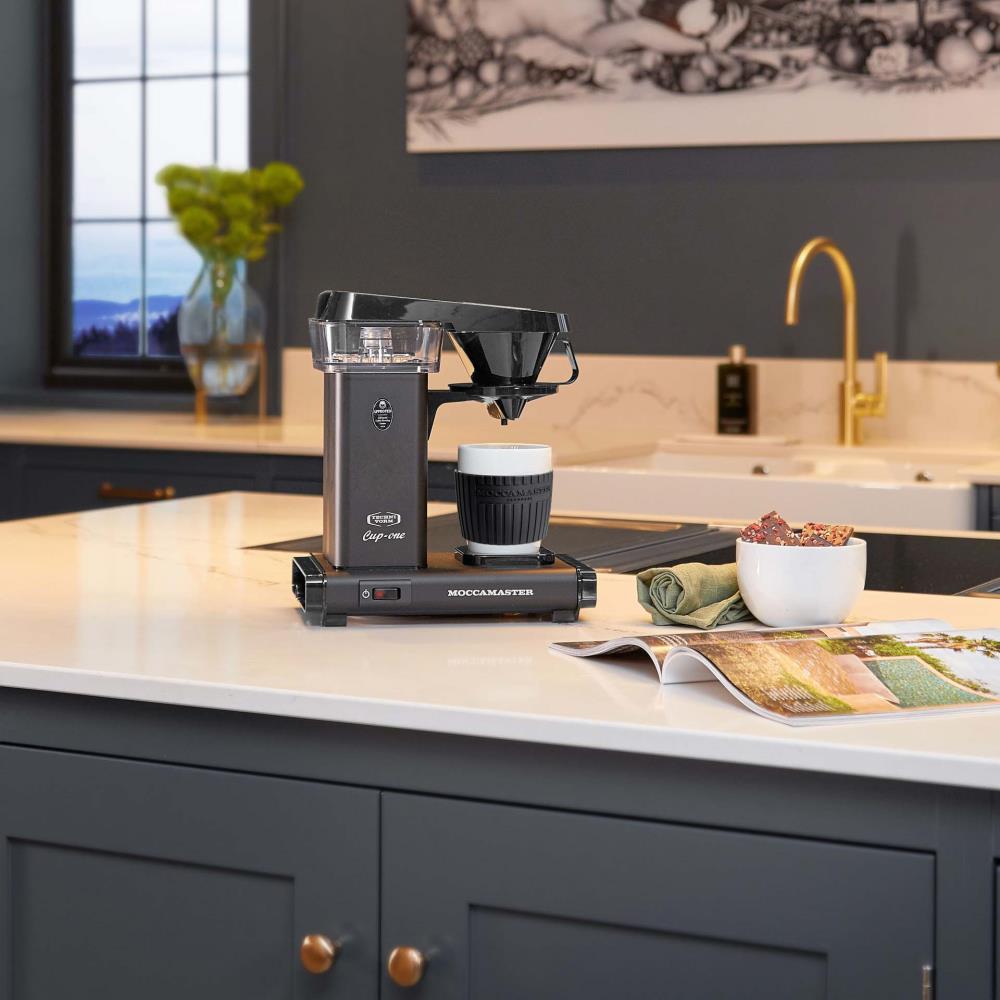 Moccamaster Cup One noire dans la cuisine – Coffee Coaching Club 14