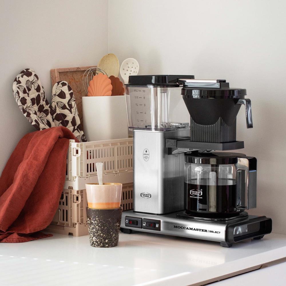 Moccamaster KBG Select Brushed in der Küche mit Tasse – Coffee Coaching Club 29