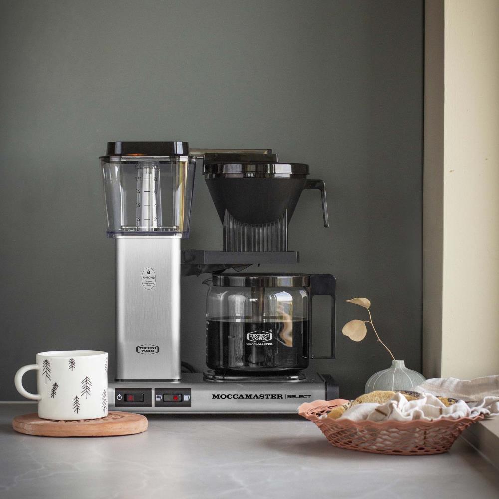 Moccamaster KBG Select Brushed vor dunkler Wand – Coffee Coaching Club 30