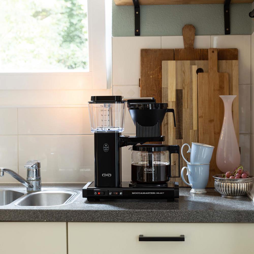 Moccamaster KBG Select Schwarz neben der Spüle am Fenster – Coffee Coaching Club 27