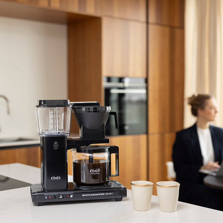 Moccamaster KBG Select Schwarz mit zwei Tassen in der Küche – Coffee Coaching Club 26