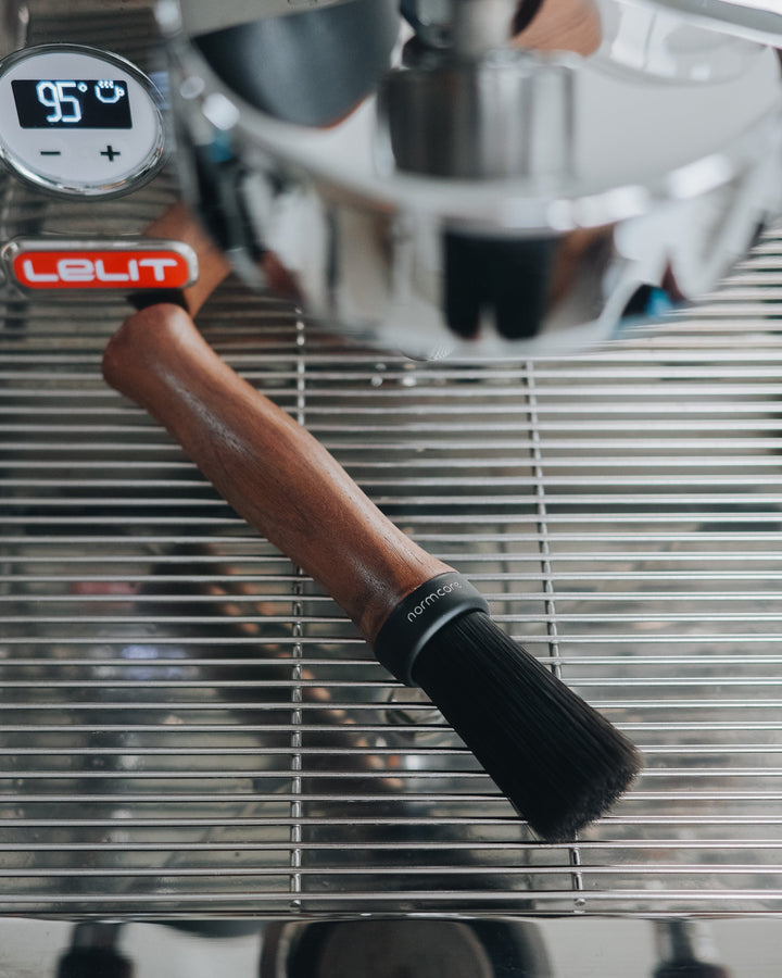 Normcore Barista Reinigungsbürste Walnuss auf dem Tropfgitter einer Espressomaschine – Coffee Coaching Club 10
