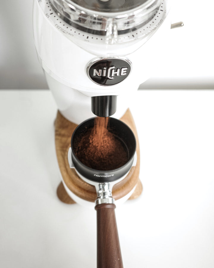 Normcore Dosiertrichter hohe Version auf Siebträger unter der Mühle – Coffee Coaching Club 6