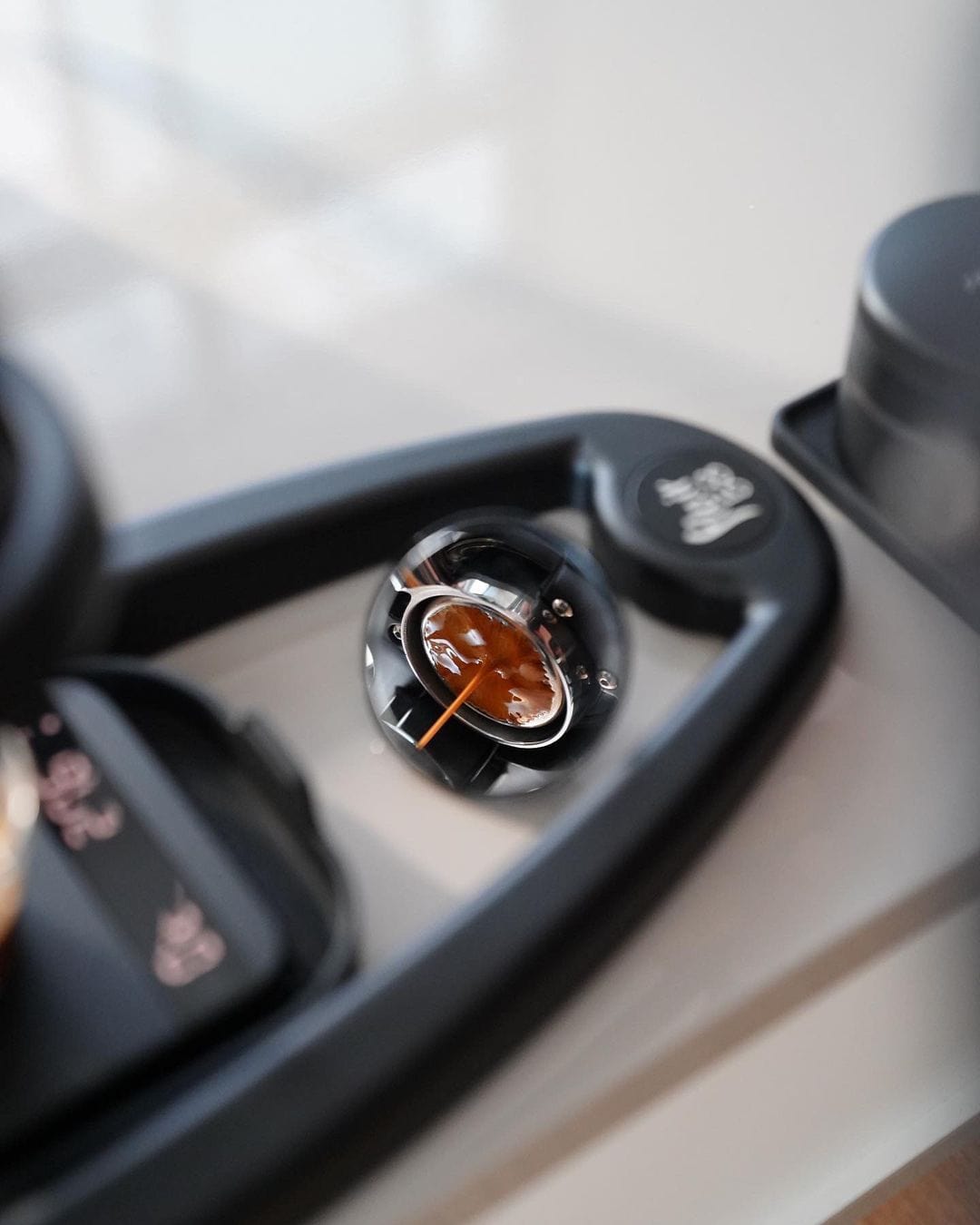 Normcore Espresso Shot Spiegel zeigt die Extraktion aus dem bodenlosen Siebträger – Coffee Coaching Club 4