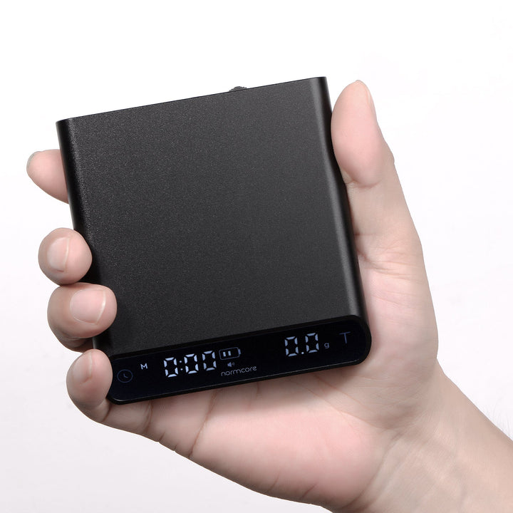 Normcore Pocket Scale V3 Schwarz in der Hand, Gehäuse aus Aluminium – Coffee Coaching Club 6