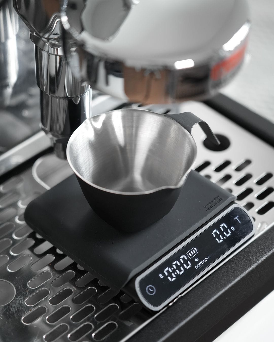 Normcore Pocket Scale V3 Schwarz mit Espressobecher auf dem Tropfblech – Coffee Coaching Club 8