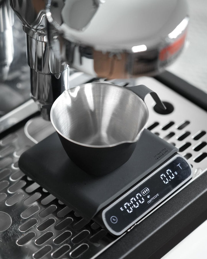 Normcore Pocket Scale V3 Schwarz mit Espressobecher auf dem Tropfblech – Coffee Coaching Club 8
