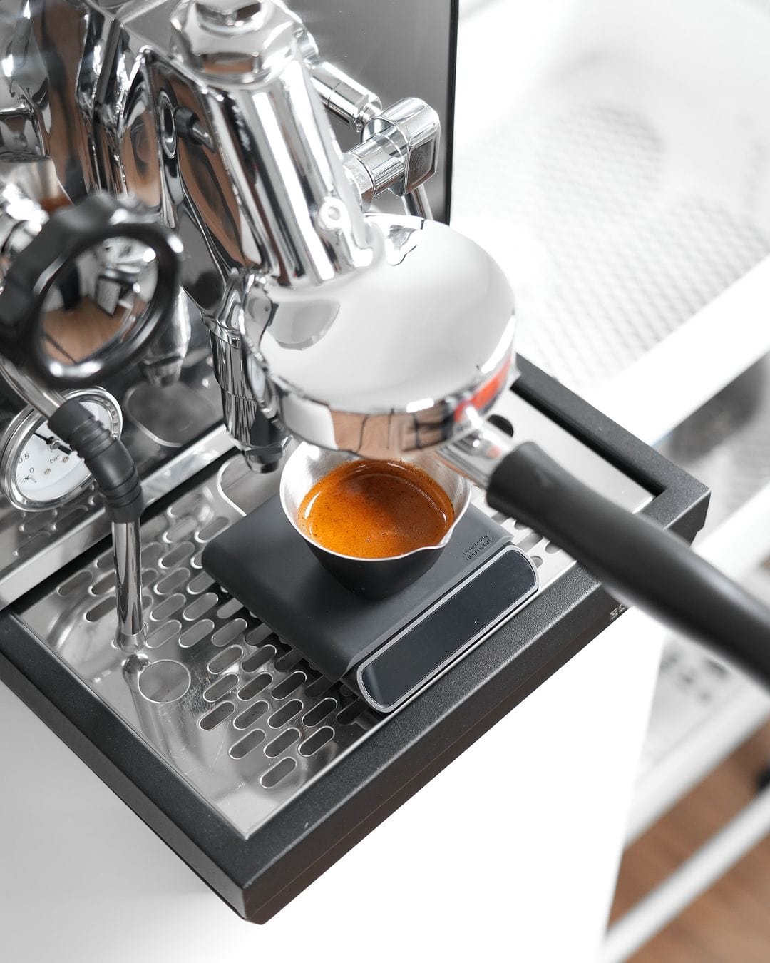 Normcore Pocket Scale V3 Schwarz beim Espressobezug – Coffee Coaching Club 9