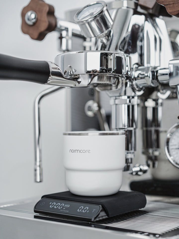 Normcore Pocket Scale V3 Schwarz unter dem Siebträger einer Espressomaschine – Coffee Coaching Club 7