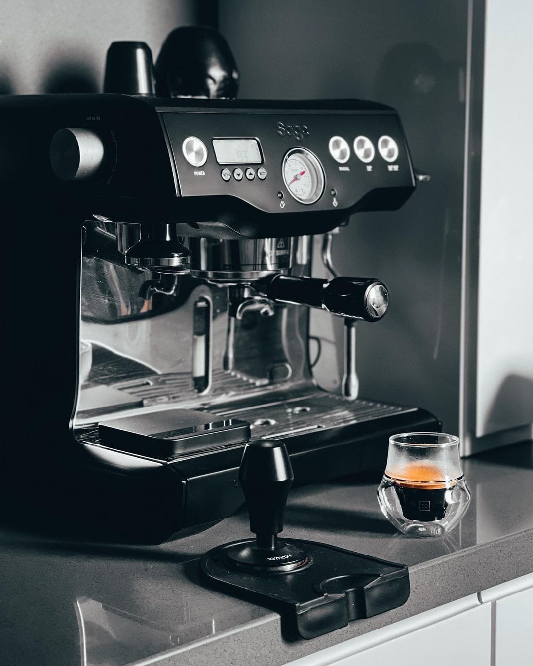 Normcore Tamper de presión regulable delante de una máquina de espresso con un espresso – Coffee Coaching Club 11
