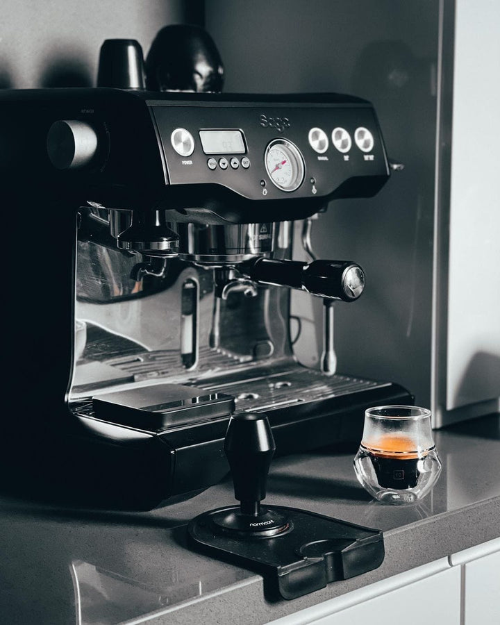 Normcore Tamper de presión regulable delante de una máquina de espresso con un espresso – Coffee Coaching Club 11