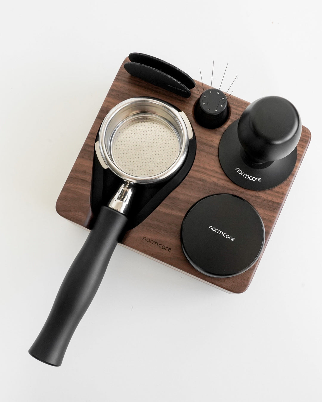 Normcore Tampingstation Nussbaum mit Siebträger, Tamper und Zubehör – Coffee Coaching Club 7