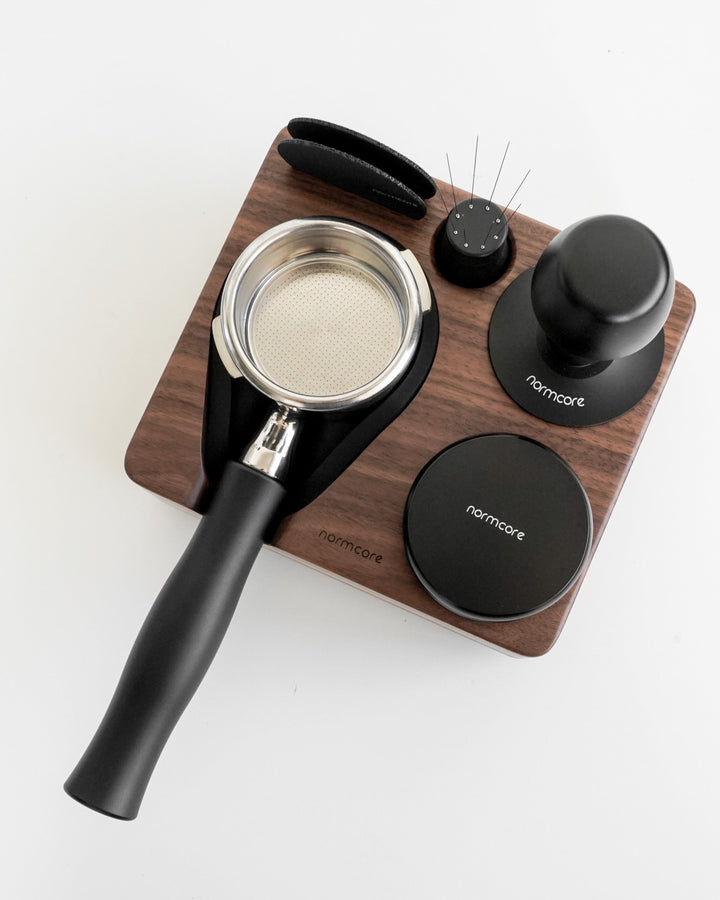 Normcore Tampingstation Nussbaum mit Siebträger, Tamper und Zubehör – Coffee Coaching Club 7