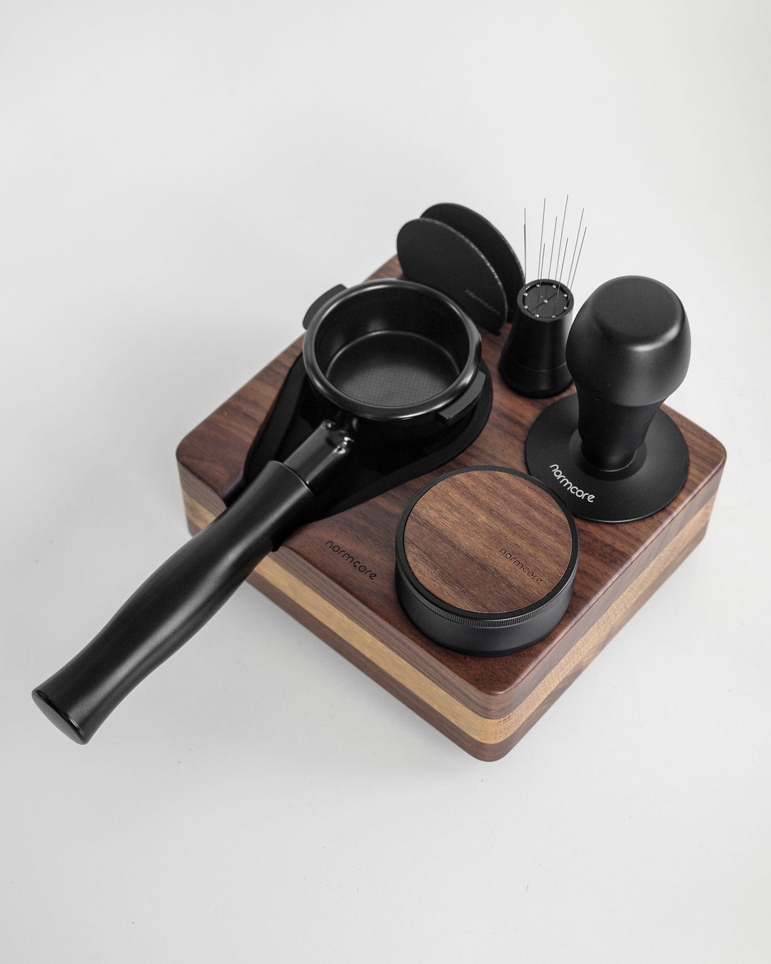 Normcore Tampingstation Nussbaum mit Siebträger und Zubehör, seitlich – Coffee Coaching Club 8