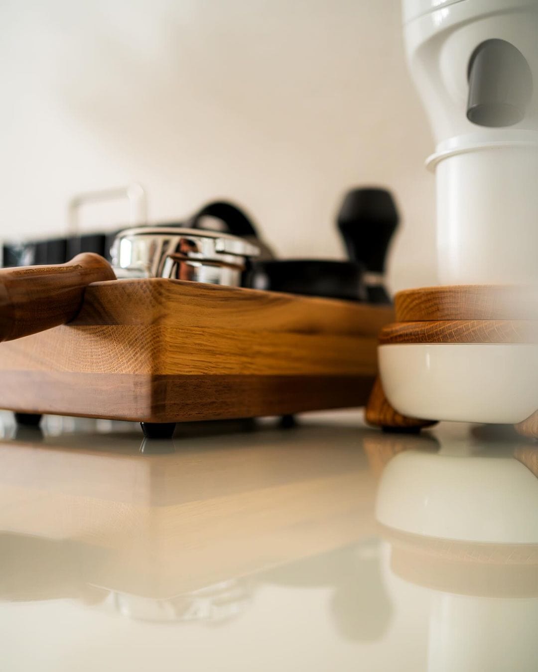 Normcore Tampingstation Nussbaum mit Siebträger und Tamper auf der Theke – Coffee Coaching Club 9
