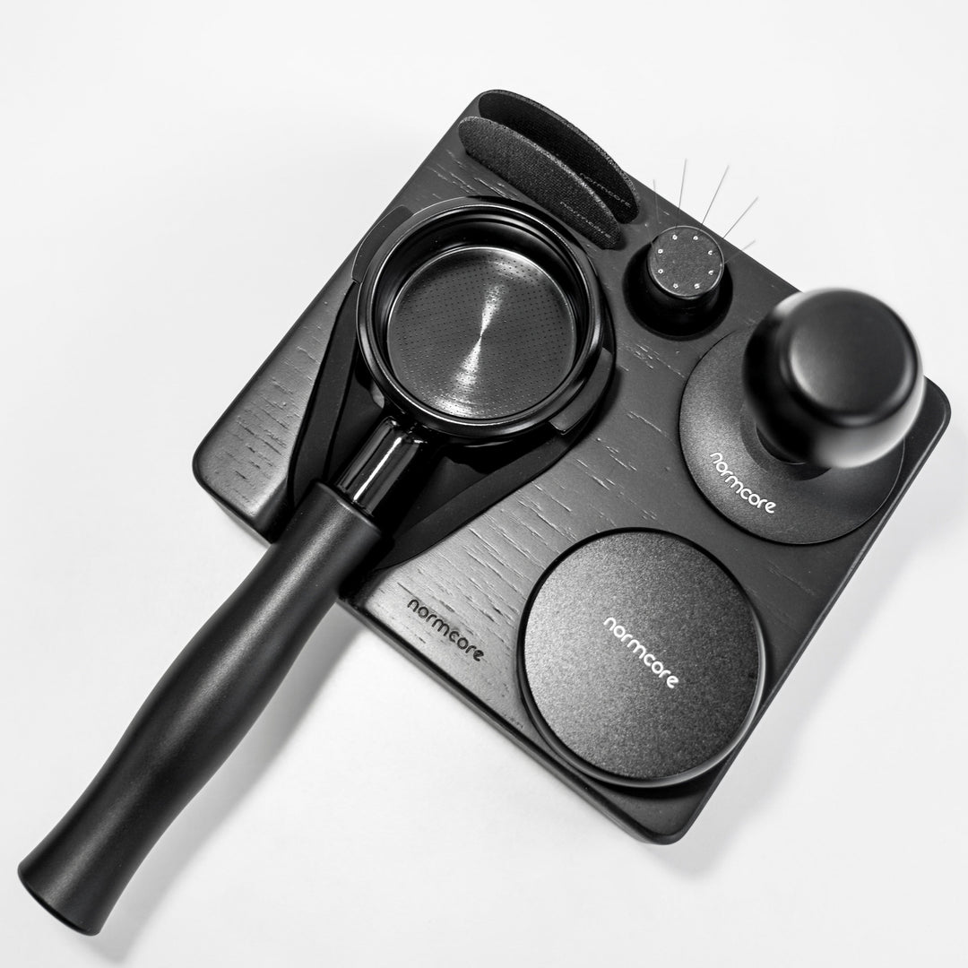 Normcore Tampingstation Schwarze Eiche mit Siebträger und Tamper – Coffee Coaching Club 9