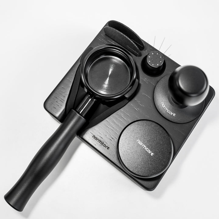 Normcore Tampingstation Schwarze Eiche mit Siebträger und Tamper – Coffee Coaching Club 9