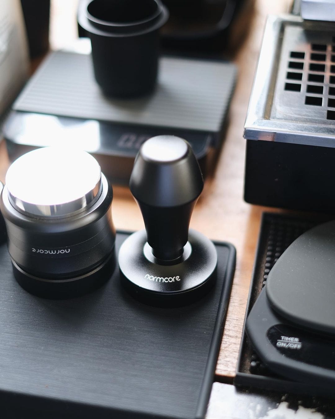 Normcore Tampmatte eckig mit Tamper und Dosiertrichter an der Espressomaschine – Coffee Coaching Club 5