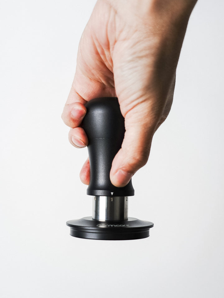 Normcore V5 Spring-Loaded Tamper Schwarz beim Tampen in der Hand – Coffee Coaching Club 6