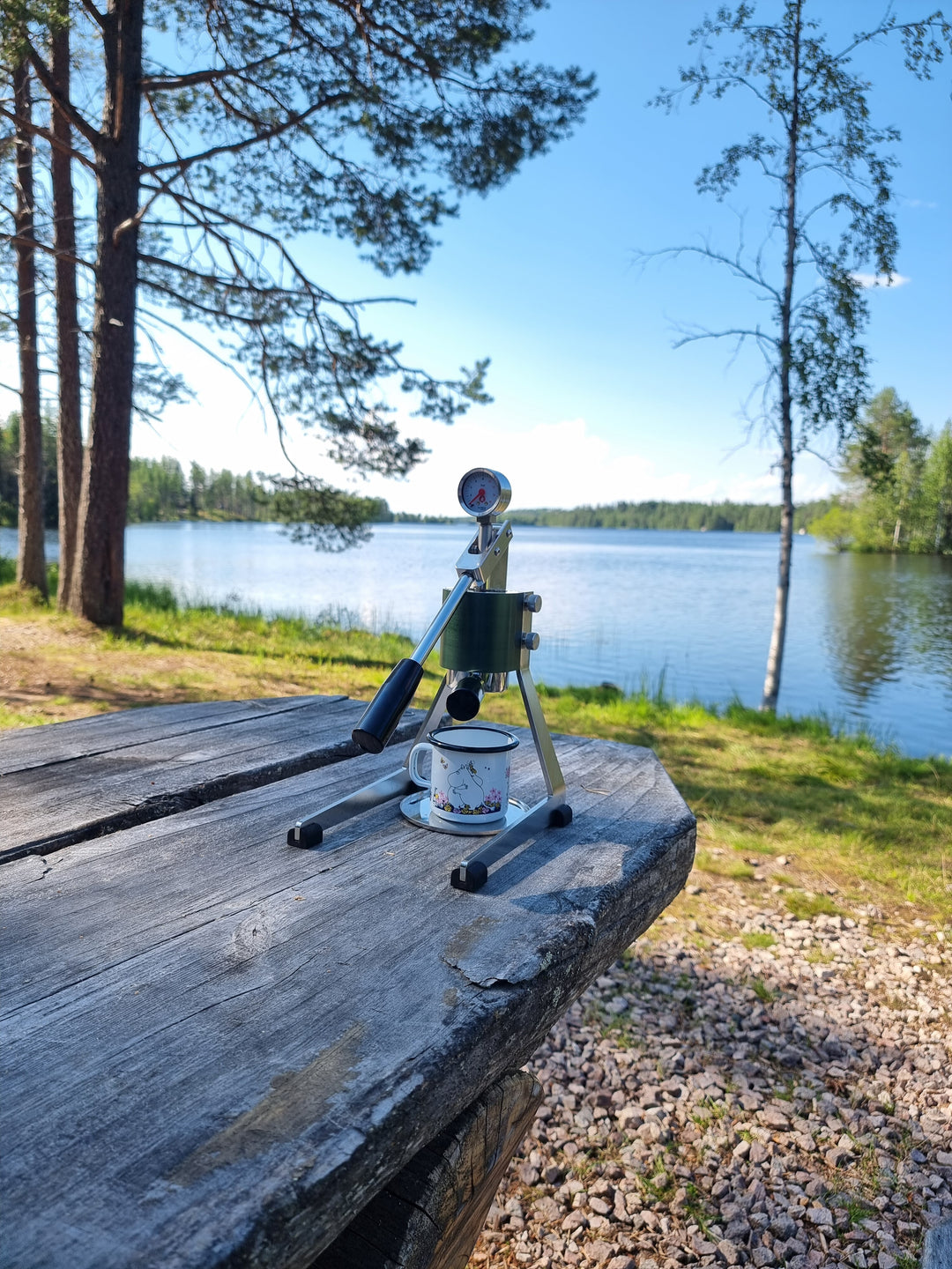Olympia Express Mina Grün auf Holztisch am See in Finnland – Coffee Coaching Club 56