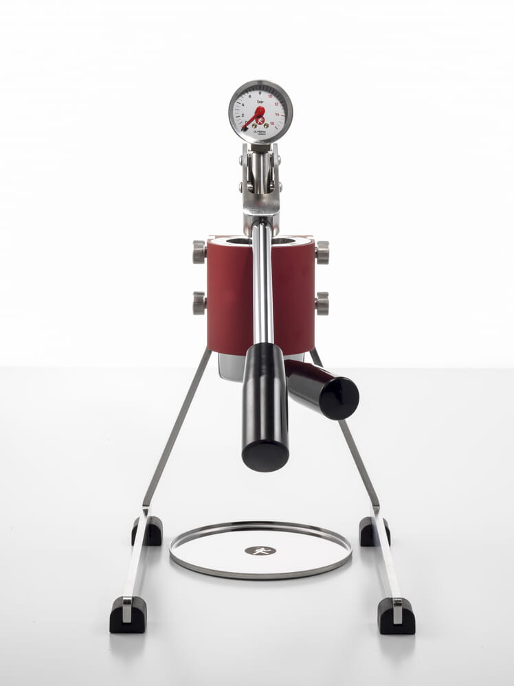 Olympia Express Mina in red – front view of the manual espresso machine