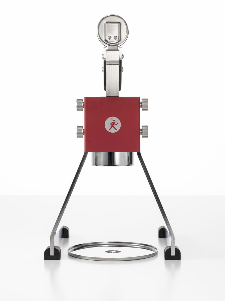Olympia Express Mina in red – rear view with pressure gauge and drip tray