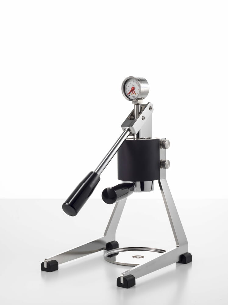 Olympia Express Mina in black – three-quarter view with lever and pressure gauge