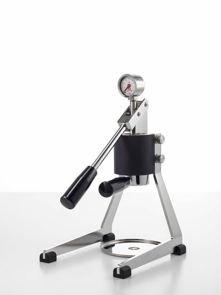 Olympia Express Mina in black – three-quarter view with lever and pressure gauge