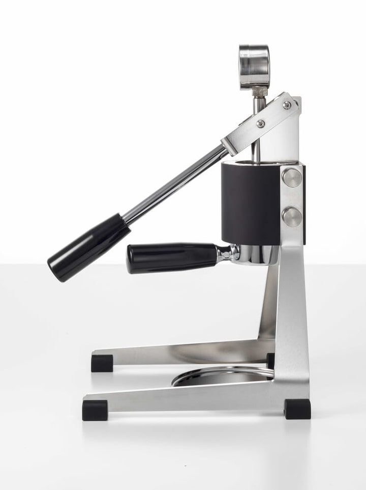 Olympia Express Mina in black – side view with hand lever