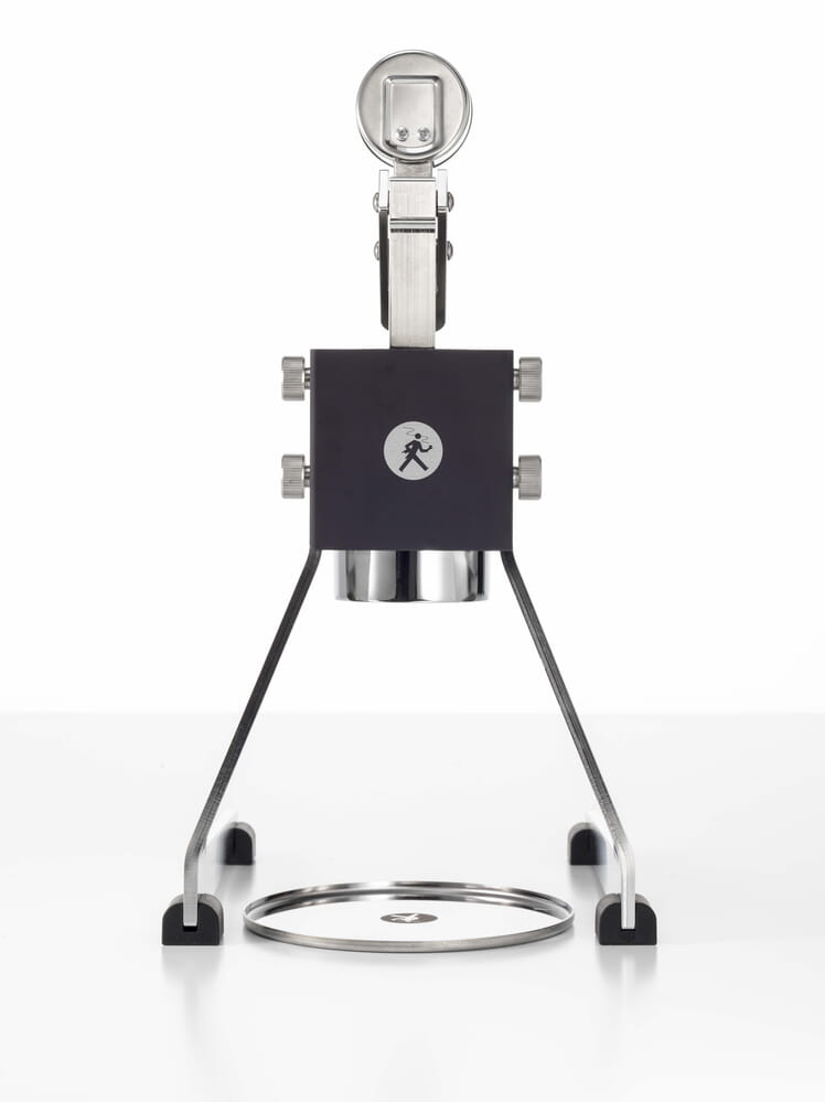 Olympia Express Mina in black – rear view with pressure gauge and drip tray