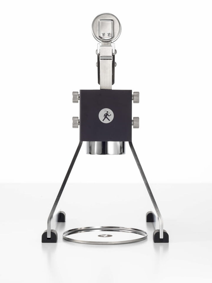 Olympia Express Mina in black – rear view with pressure gauge and drip tray
