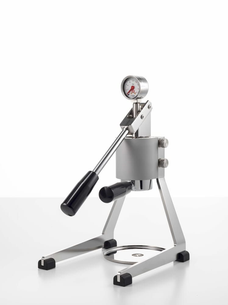 Olympia Express Mina in silver – three-quarter view with lever and pressure gauge