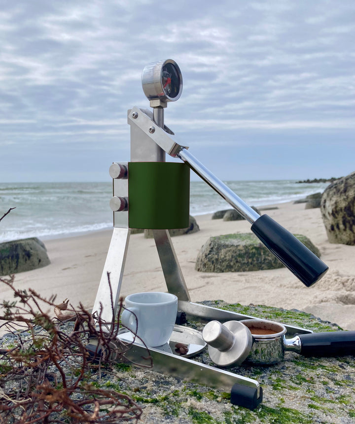 Olympia Express Mina Grün am Strand mit Siebträger und Tamper – Coffee Coaching Club 60