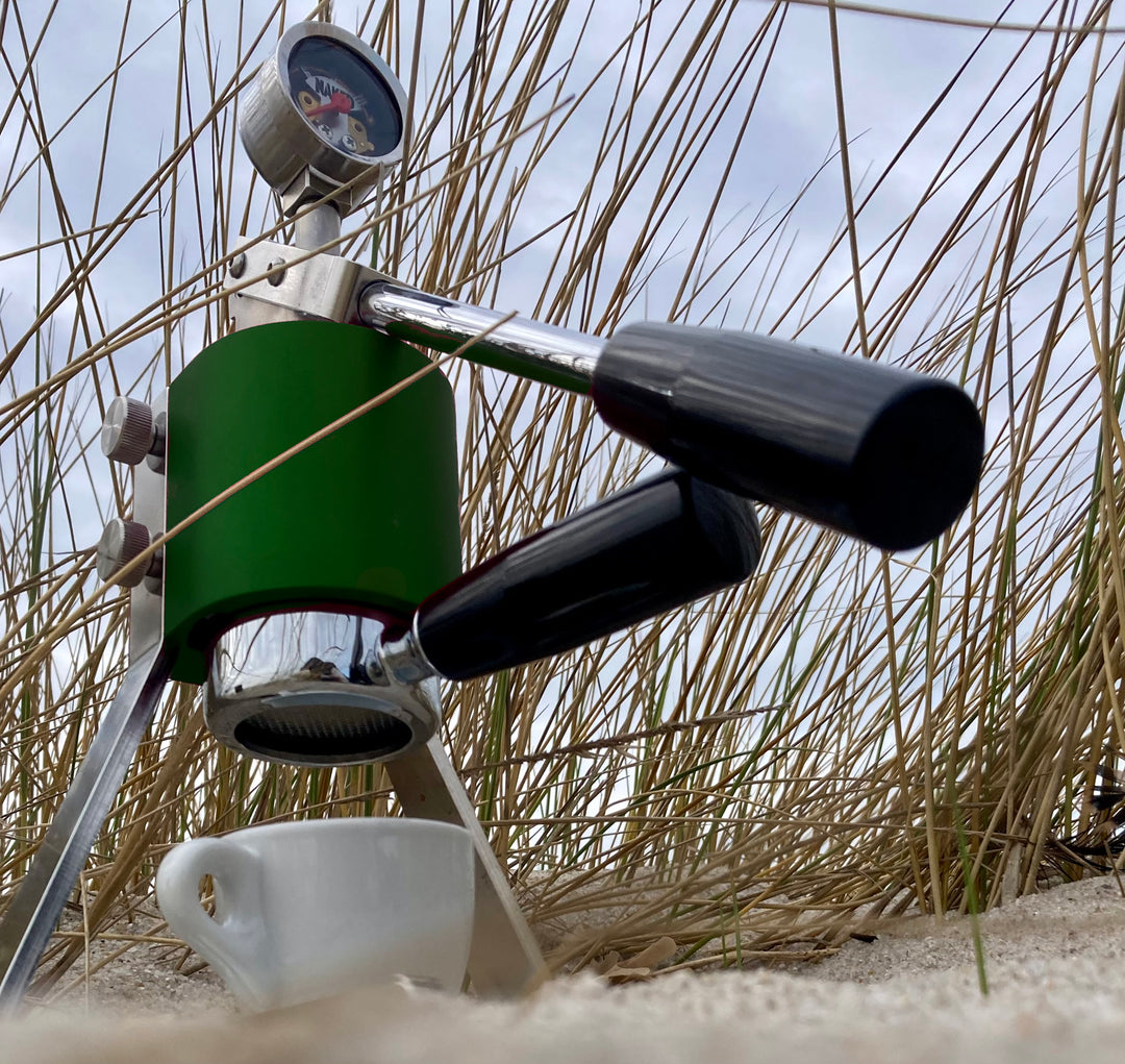 Olympia Express Mina Grün mit Tasse im Dünengras auf Sylt – Coffee Coaching Club 57