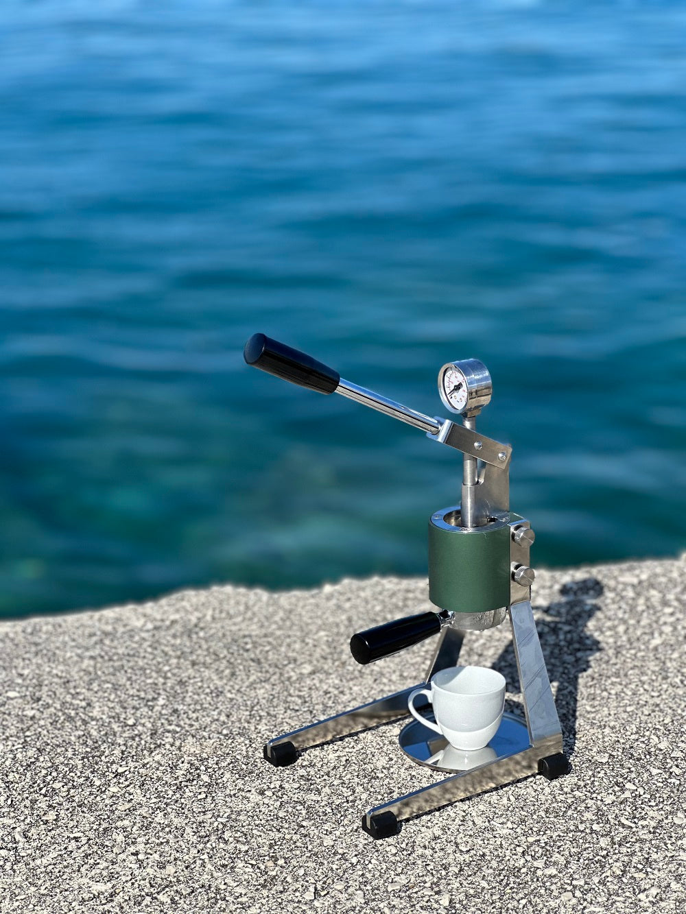 Olympia Express Mina Grün mit Espressotasse am Meer in Vieste – Coffee Coaching Club 59