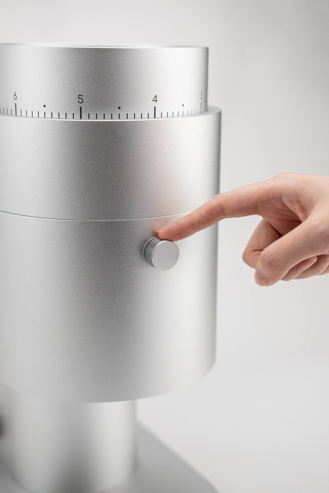 Option-O Lagom 01 Chute Knocker wird mit dem Finger betätigt – Coffee Coaching Club 14