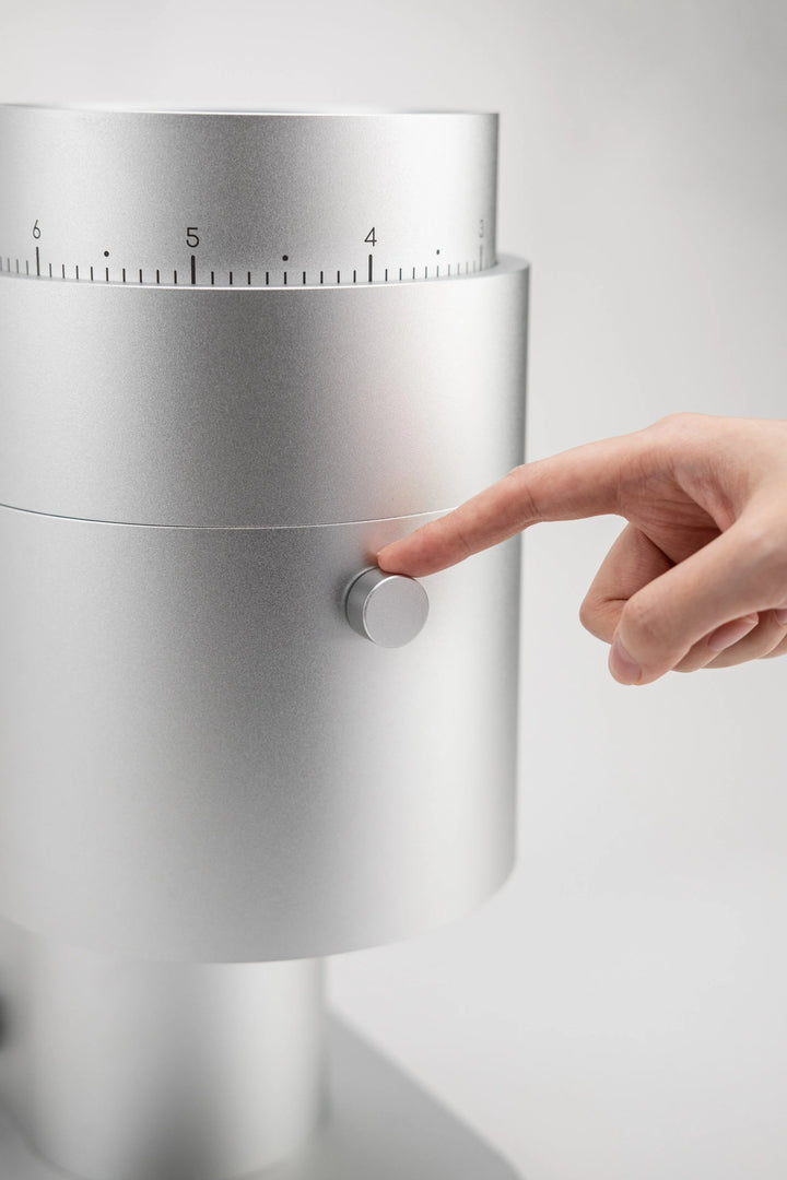 Option-O Lagom 01 Chute Knocker wird mit dem Finger betätigt – Coffee Coaching Club 14